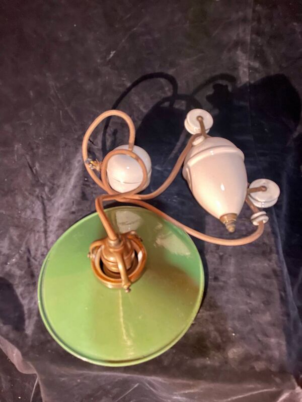 Suspension ancienne avec contre-poids, abat-jour en métal et porcelaine