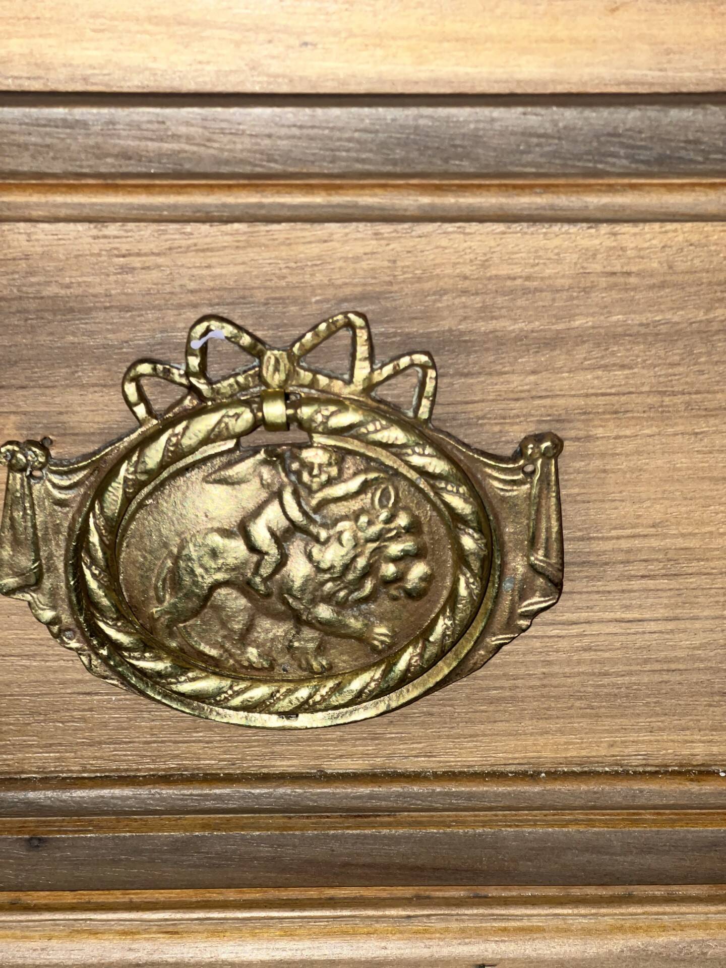 Classic chest of drawers