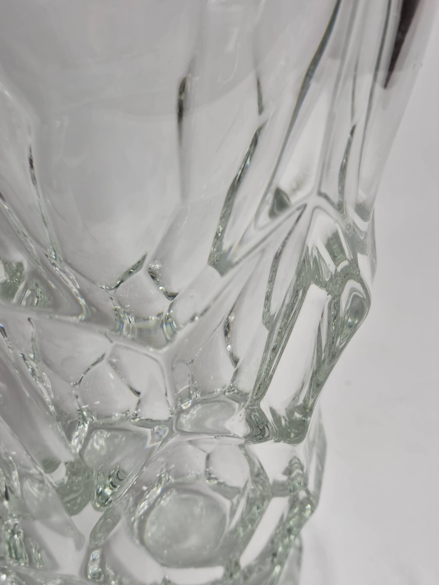 Vase en cristal de Sèvres à motif de verre grugé, 26 cm
