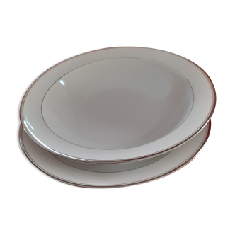 2 plats blancs, liseret argent porcelaine de chatres sur cher. 1 creux + 1 plat.