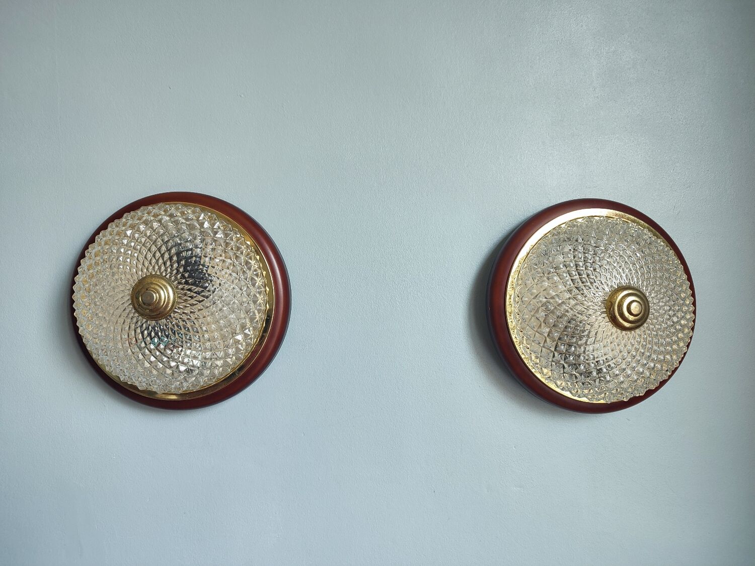 Lot de deux plafonniers en verre et laiton vintage