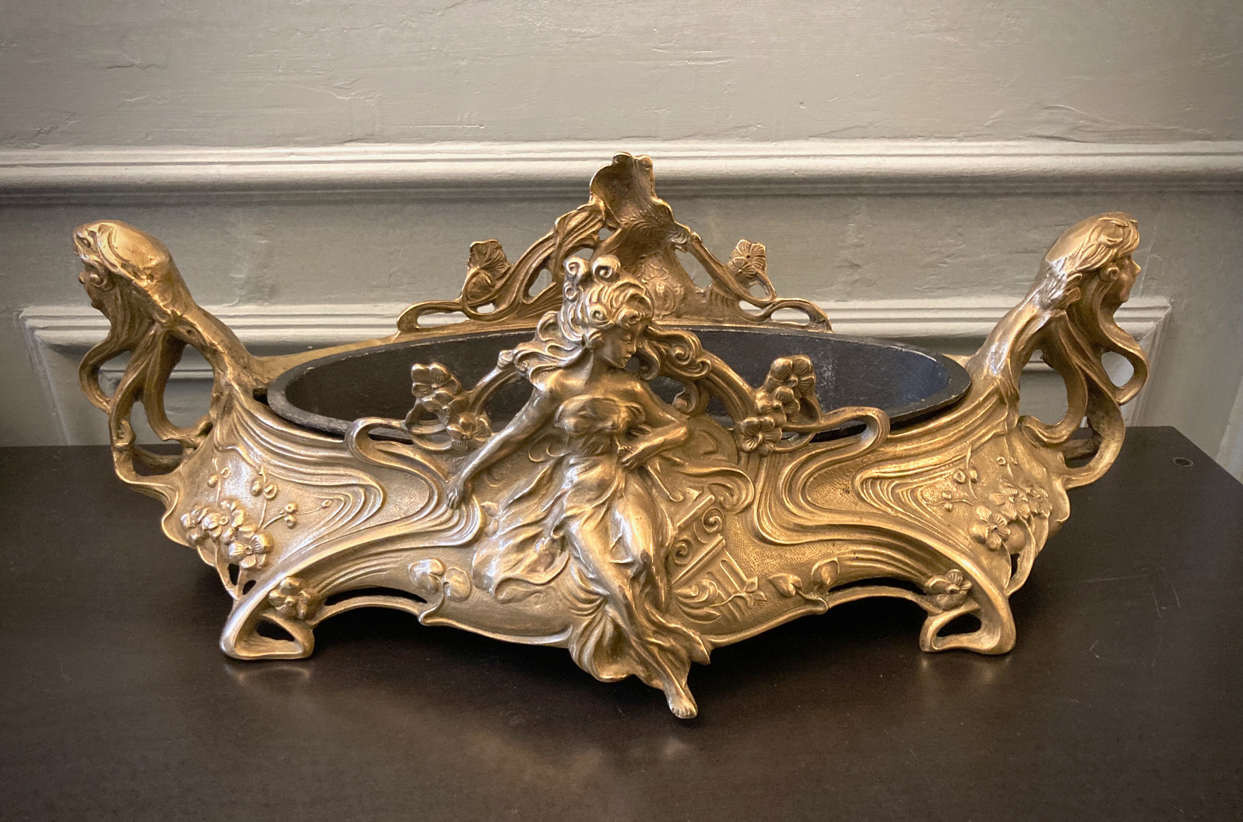 Large planter in gilded bronze Art nouvelles