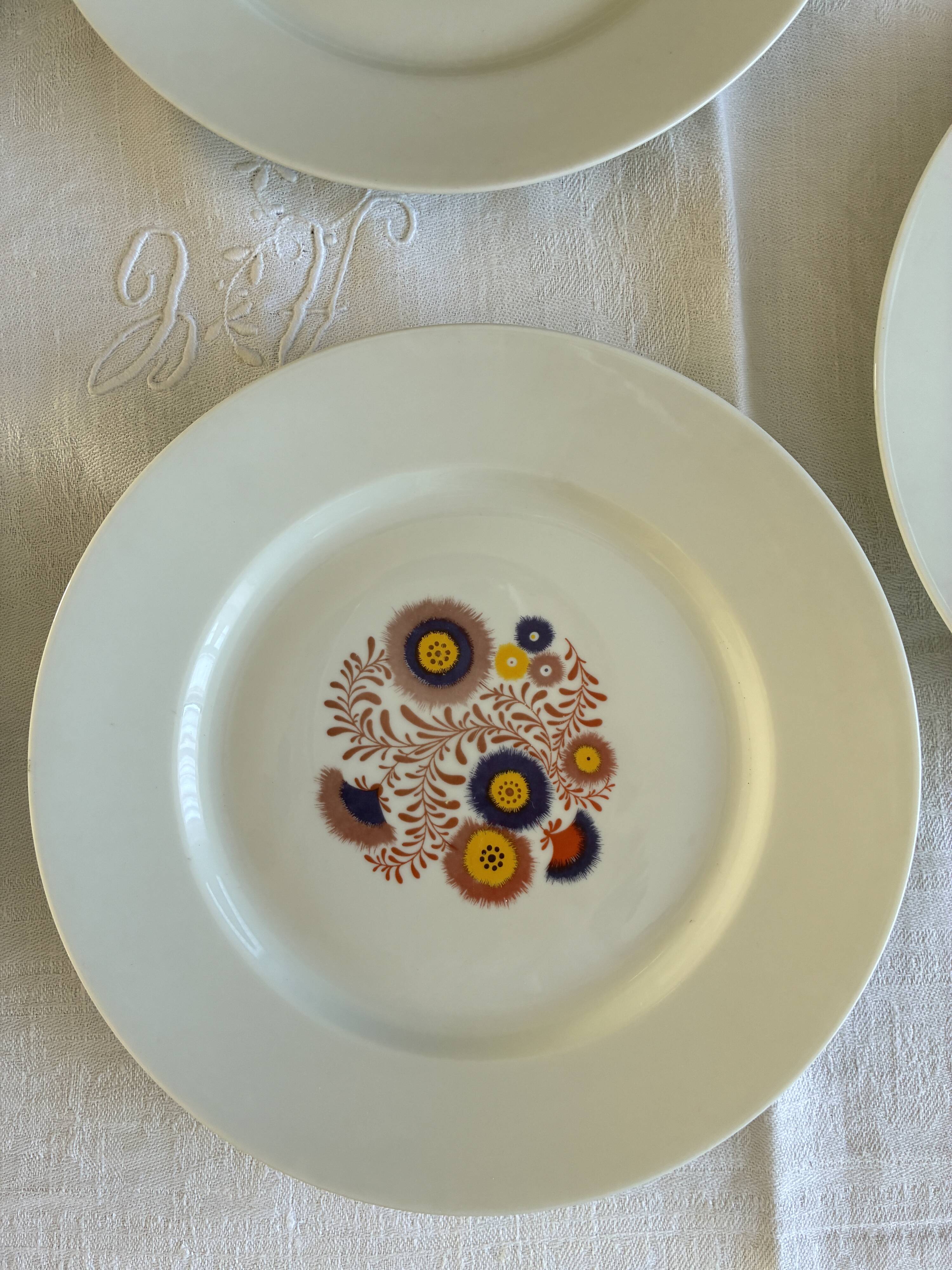 Assiettes seventies en porcelaine de Limoges