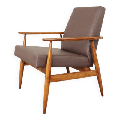 Fauteuil lounge scandinave en cuir végétal taupe foncé, design classique, couleur noyer.