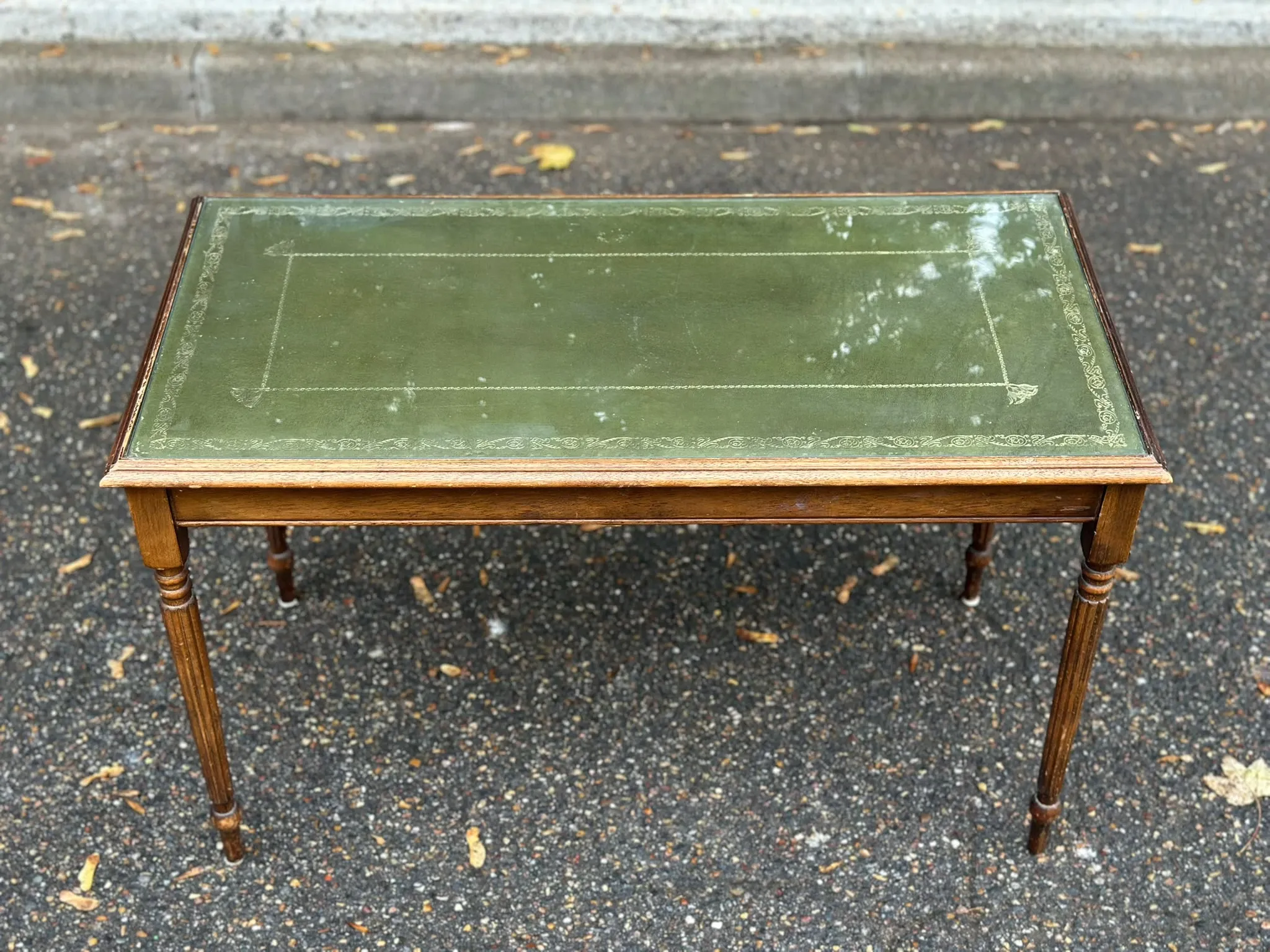 English Regency style coffee table in green leather with gilding and glass from the 1960s.