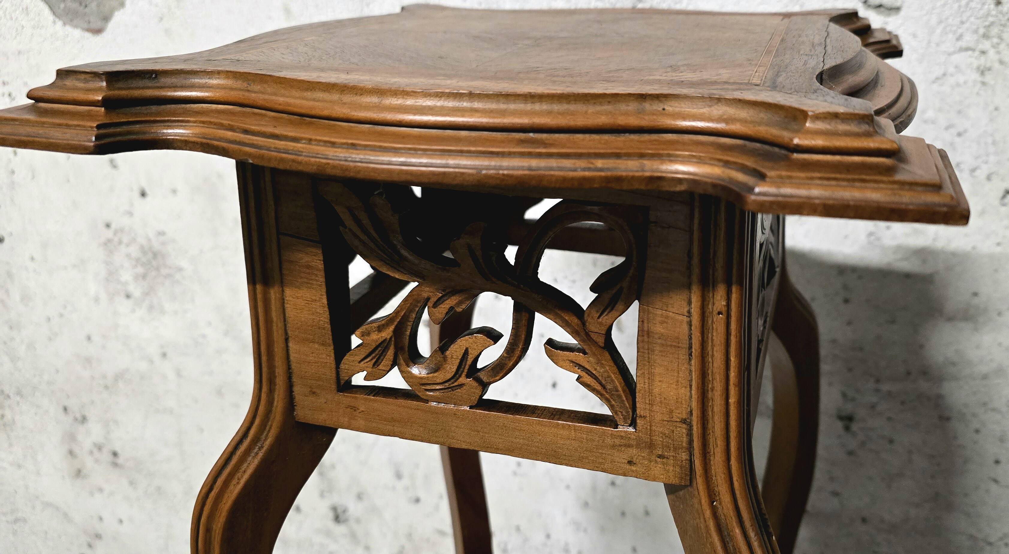 Art Nouveau High Walnut Stand - Jugendstil