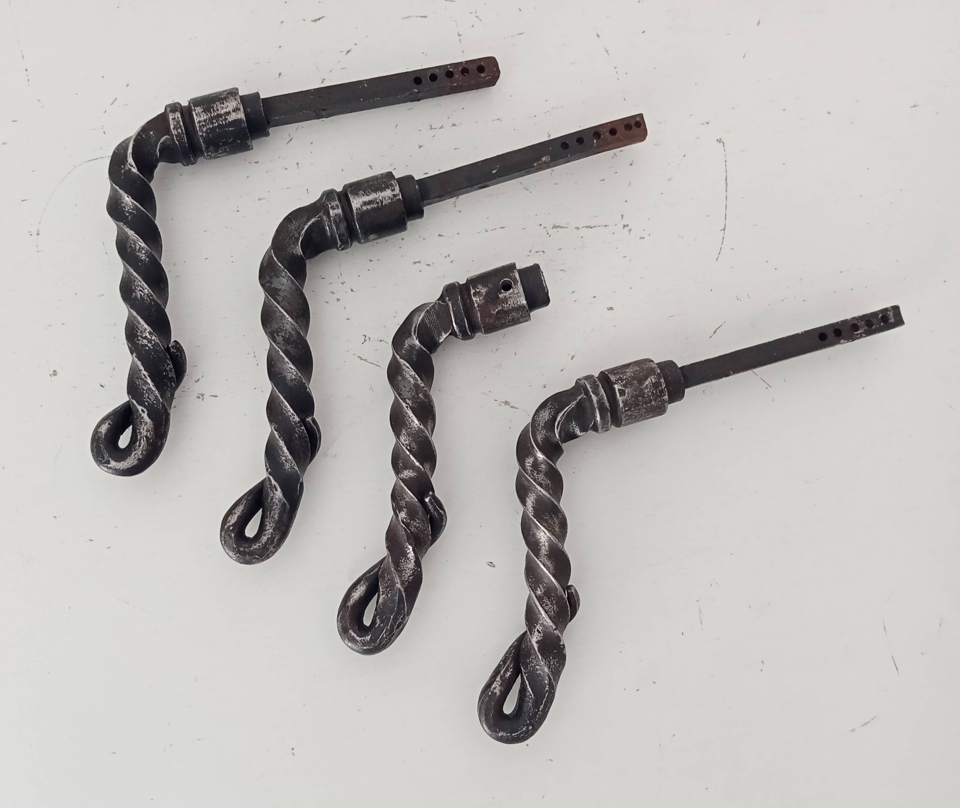 Ancienne poignée de porte en fer forgé massif
