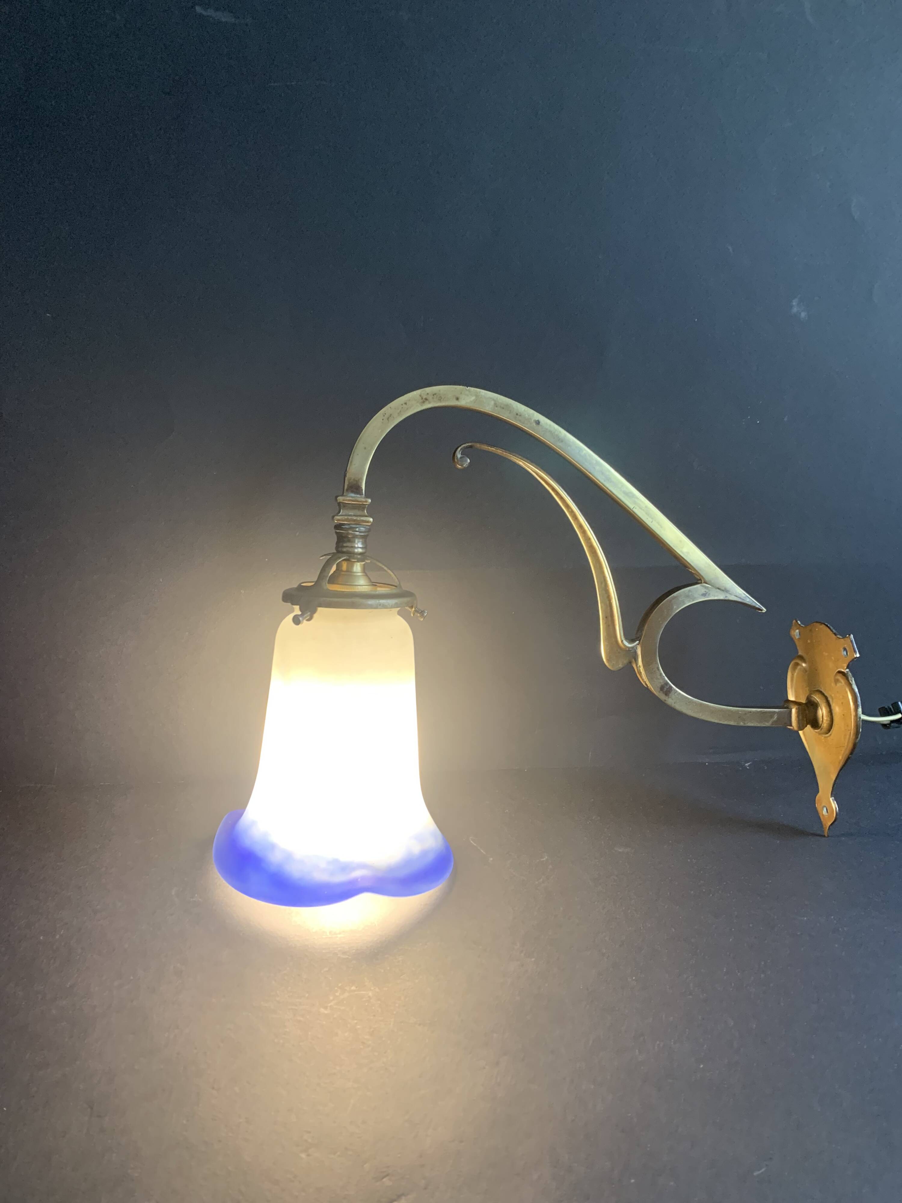 Art Nouveau wall light in gilded brass and glass paste tulip