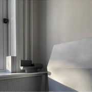Lampe de table brutaliste en béton, œuvre contemporaine.