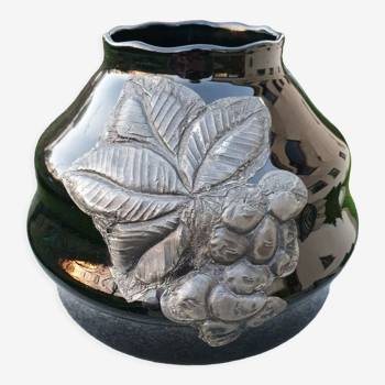 Vase Doyen circa 1920-30 art deco en verre hyalite et étain repoussé en grappes de raisins