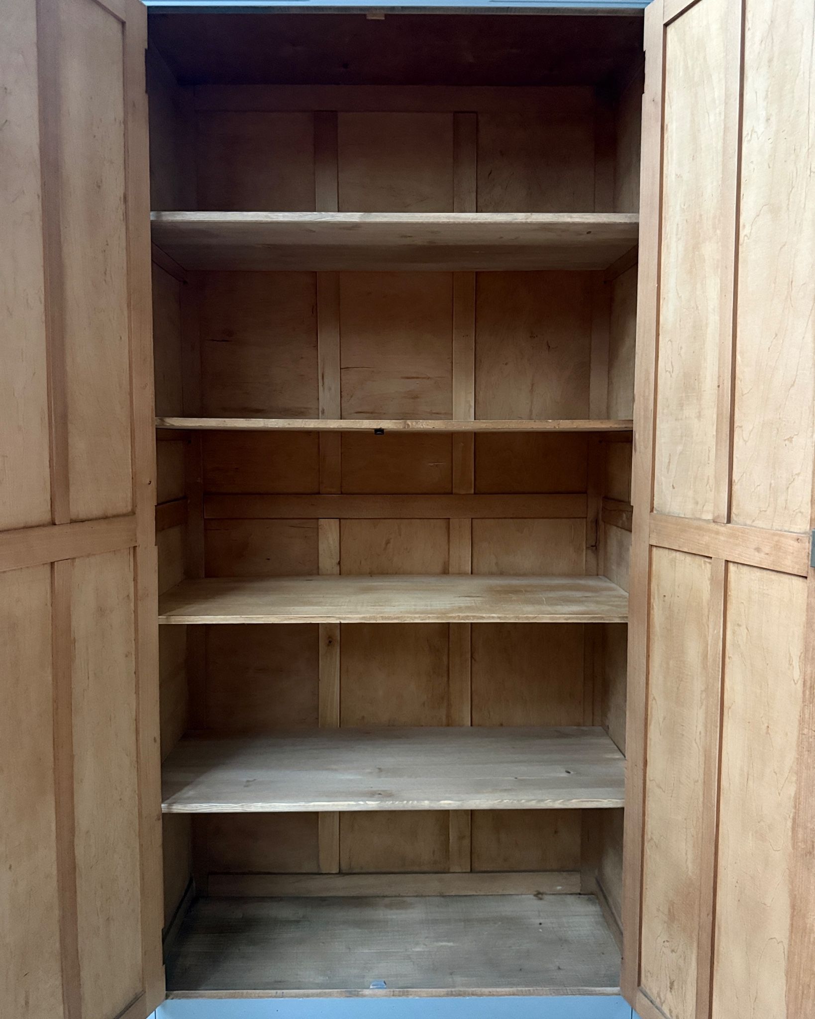 Armoire parisienne grise (rénovée)