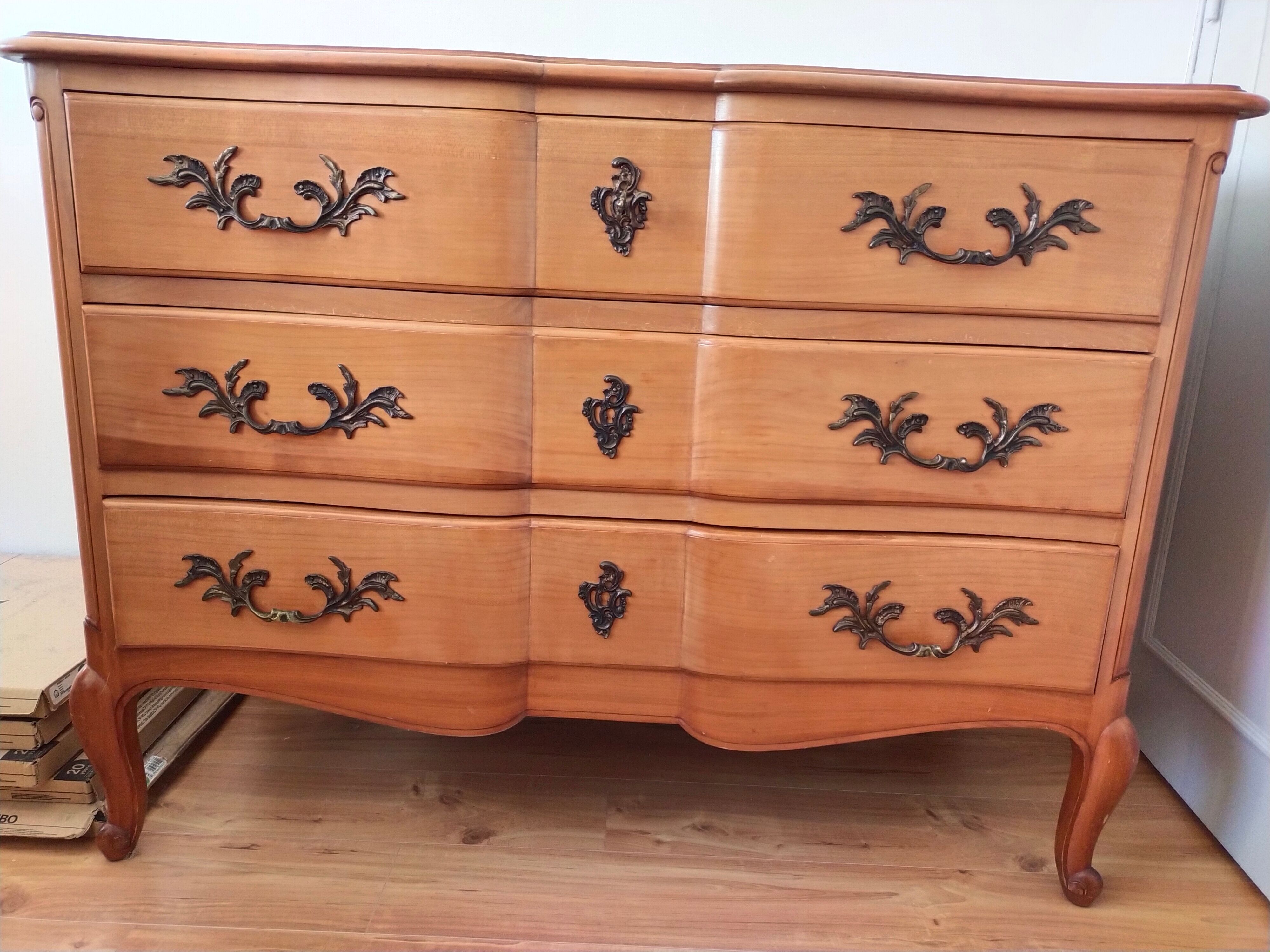 Louis XV commode style