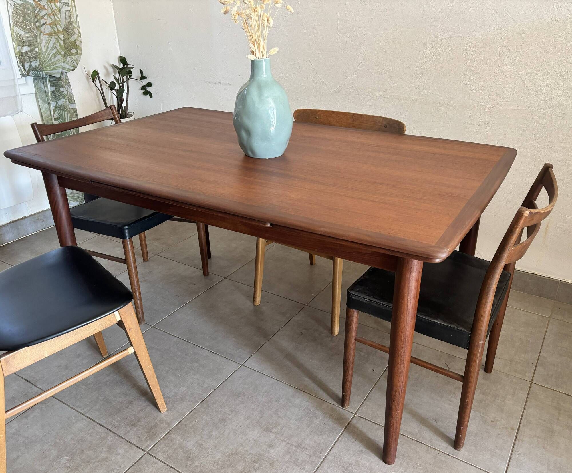 Extendable teak table in Scandinavian/Danish style, Ligne Roset, 1960s.