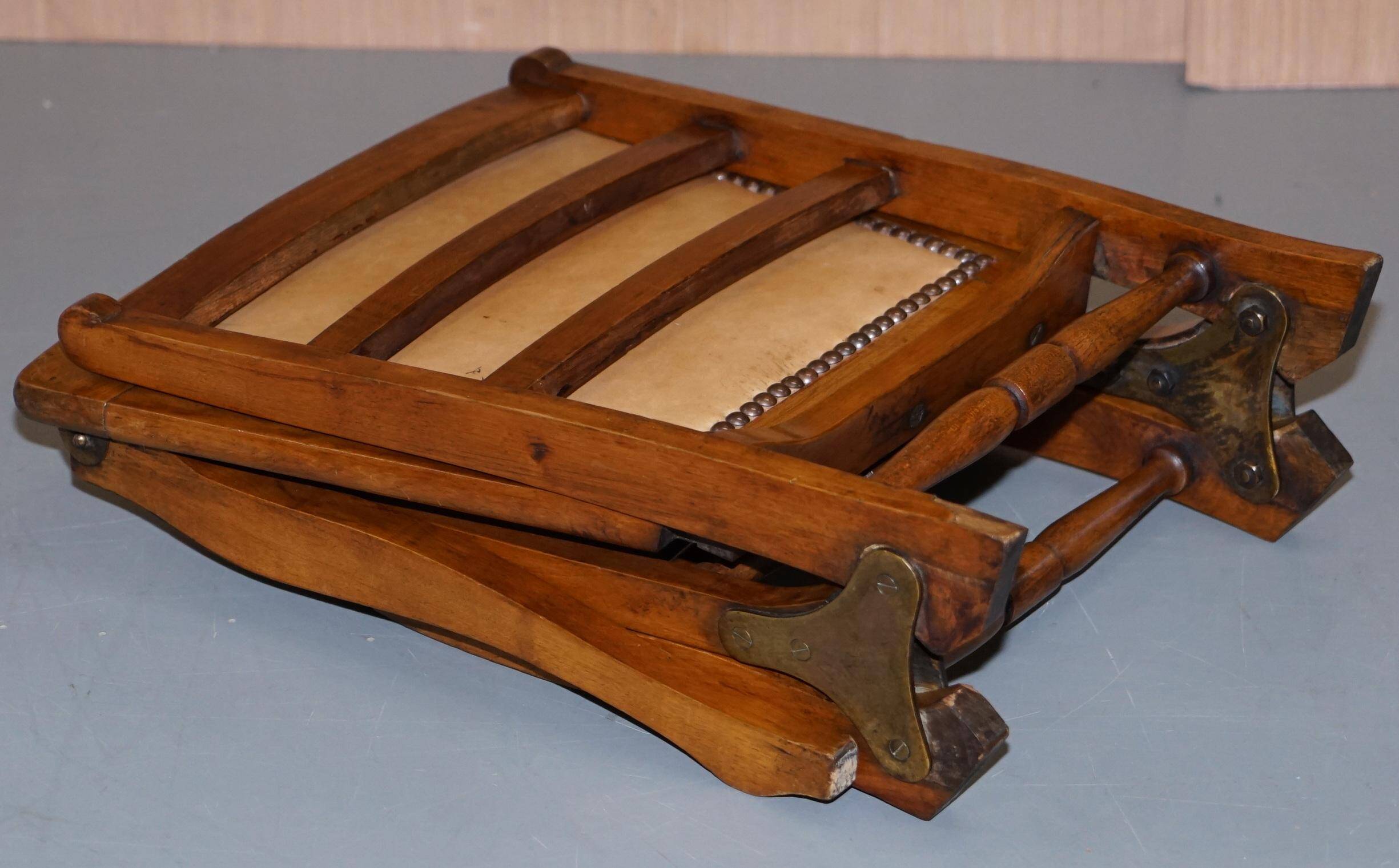 Chaise pliante militaire rare circa 1890 en fruitwood massif avec ferrure en laiton