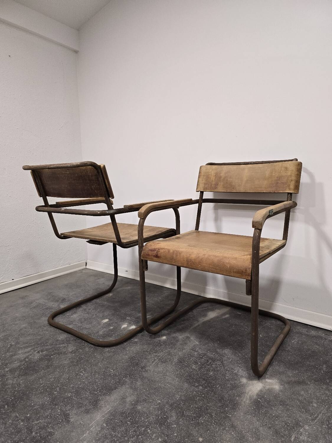 Paire de chaises B34 des années 1950