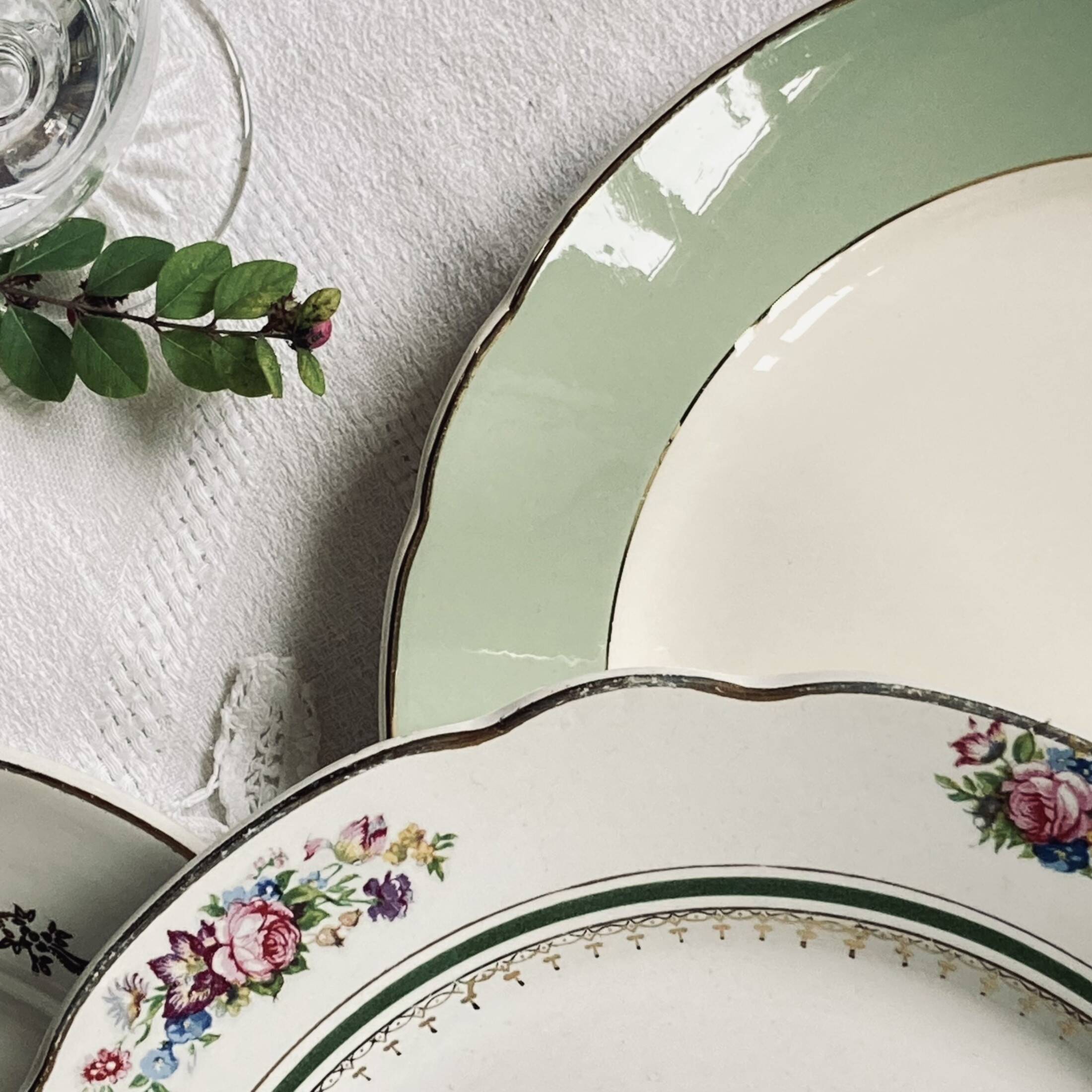 Lot of 6 old mismatched flat plates manufactured by Digoin, Sarreguemines, Villeroy Boch