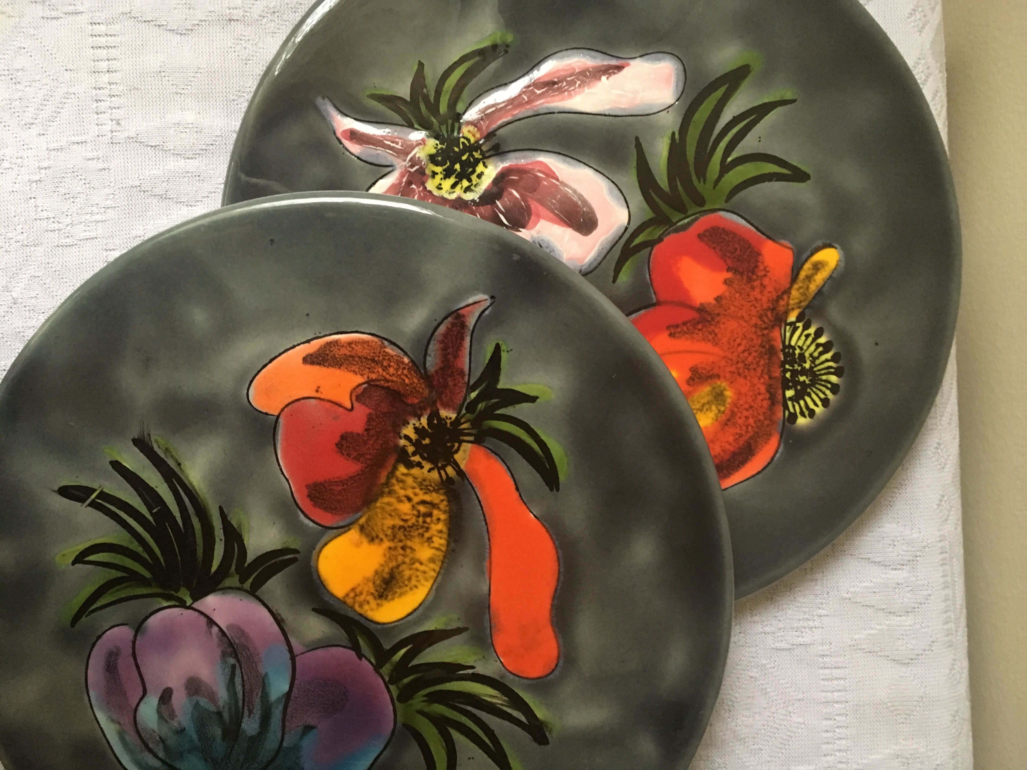 Underside of flat ceramic pink flowers La Roue de Vallauris