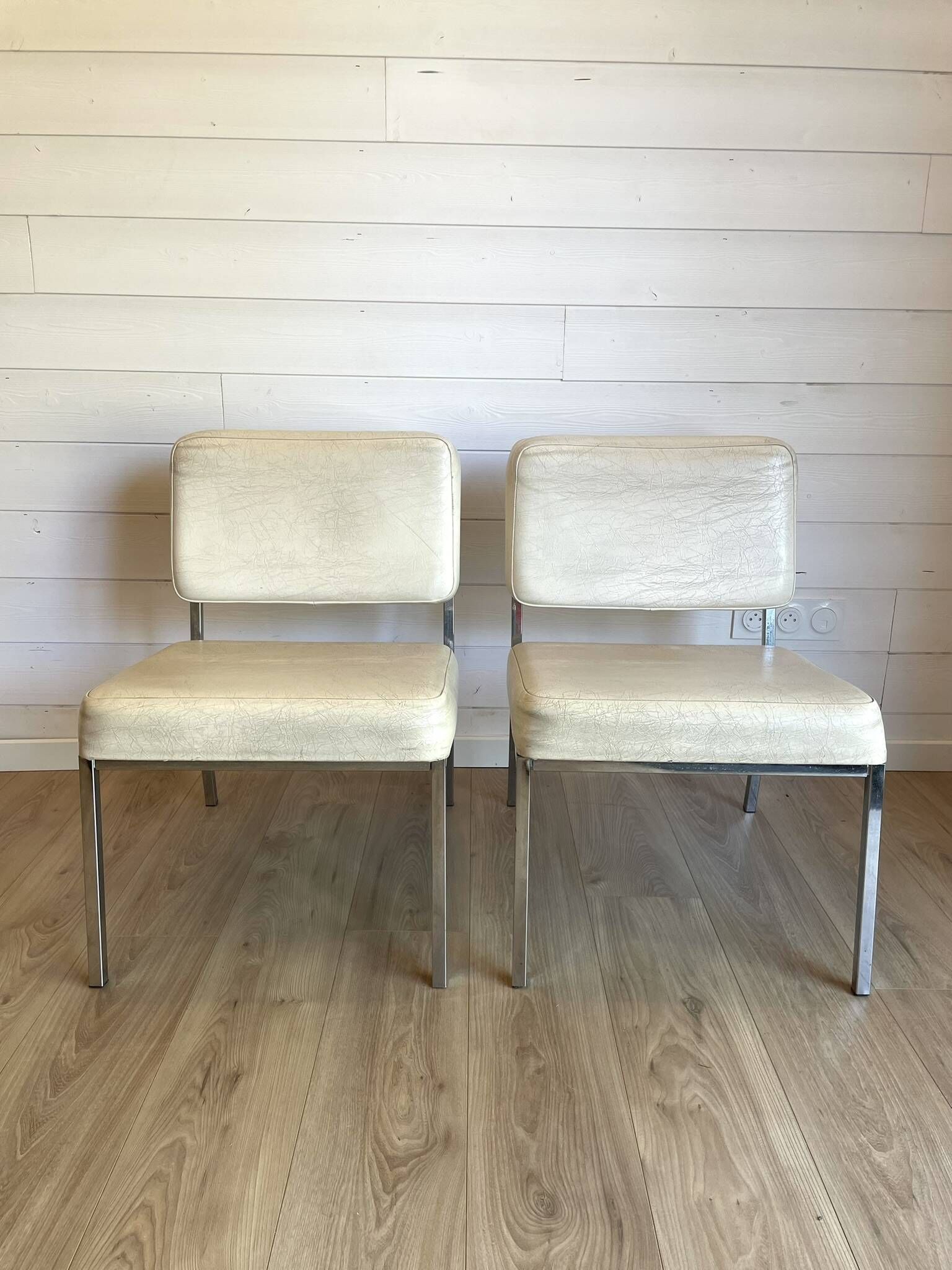 2 vintage chairs in white faux leather and chrome tube - Mid-Century 70s design