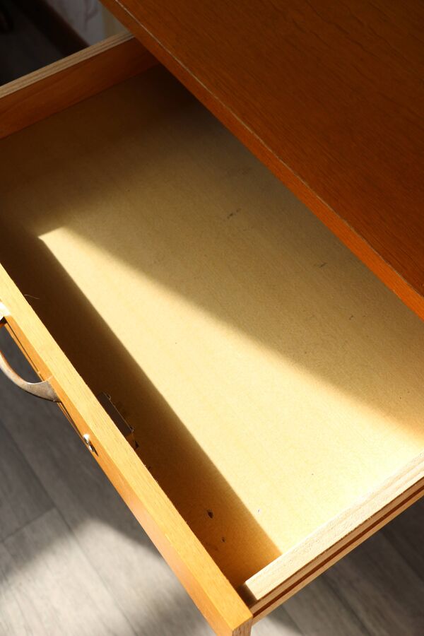 Bureau en bois de chêne, pieds compas, tiroirs, 1960