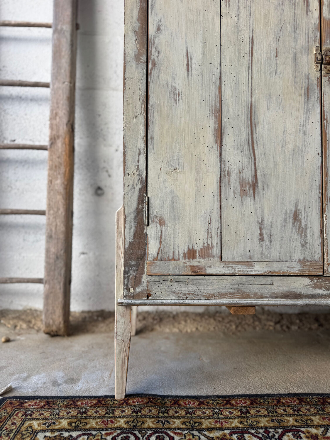 The patinated sideboard