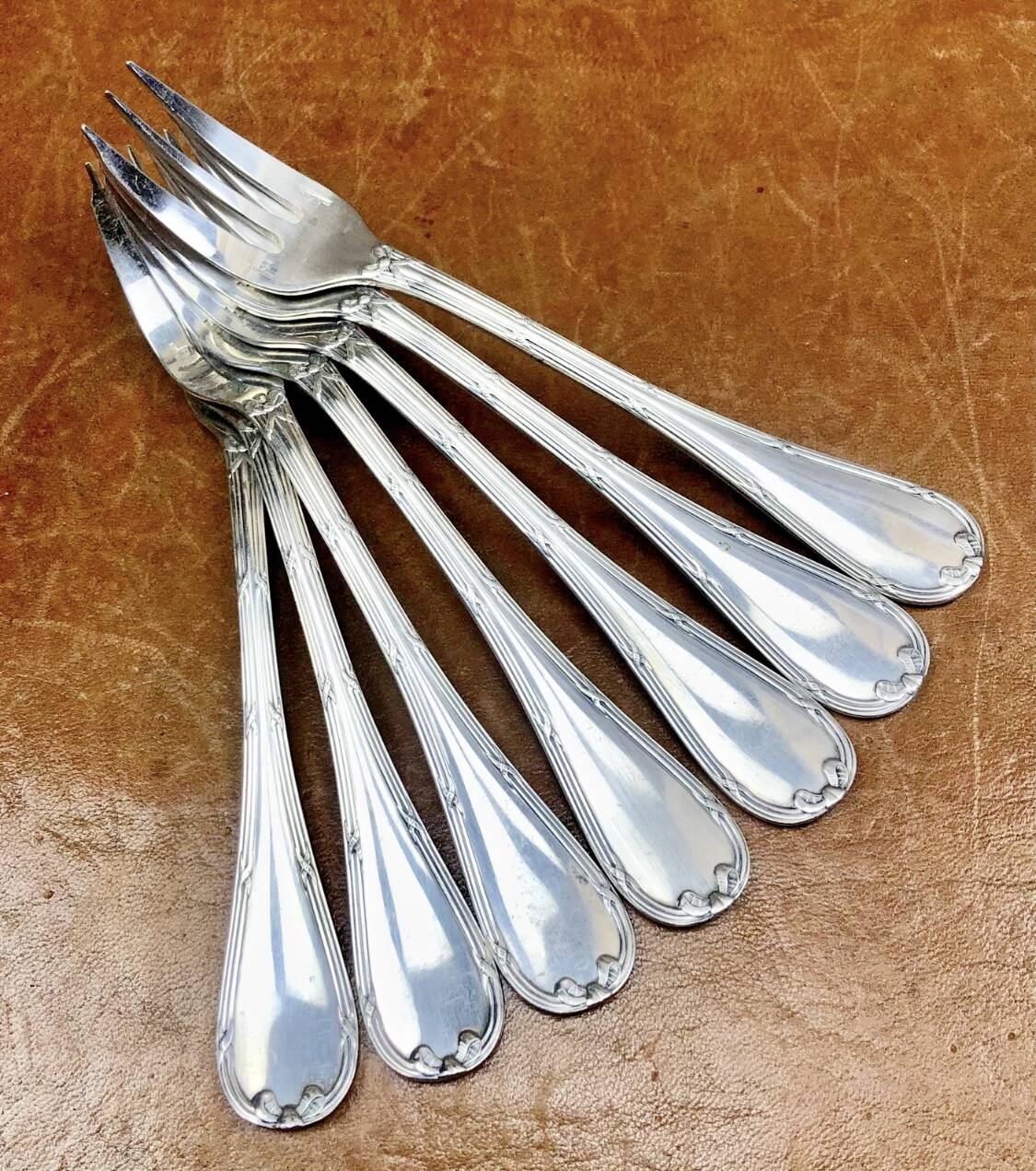 7 Christofle silver-plated oyster forks with Louis crossed ribbons