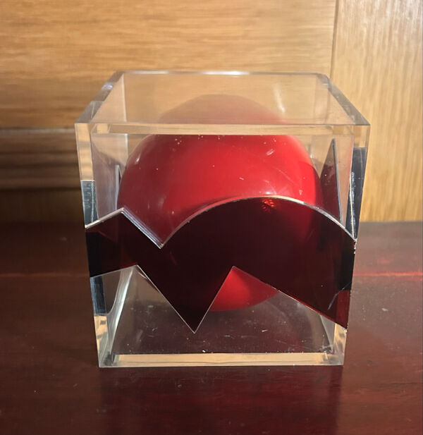 Sculpture en plexiglas cube et sphère rouge Luis Feito collab Citroën