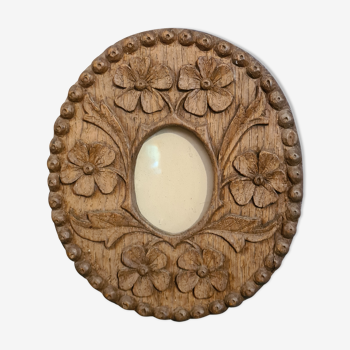 Oval frame carved chalet spirit