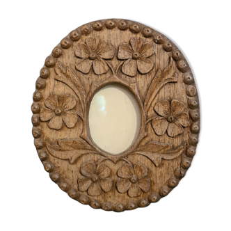 Oval frame carved chalet spirit