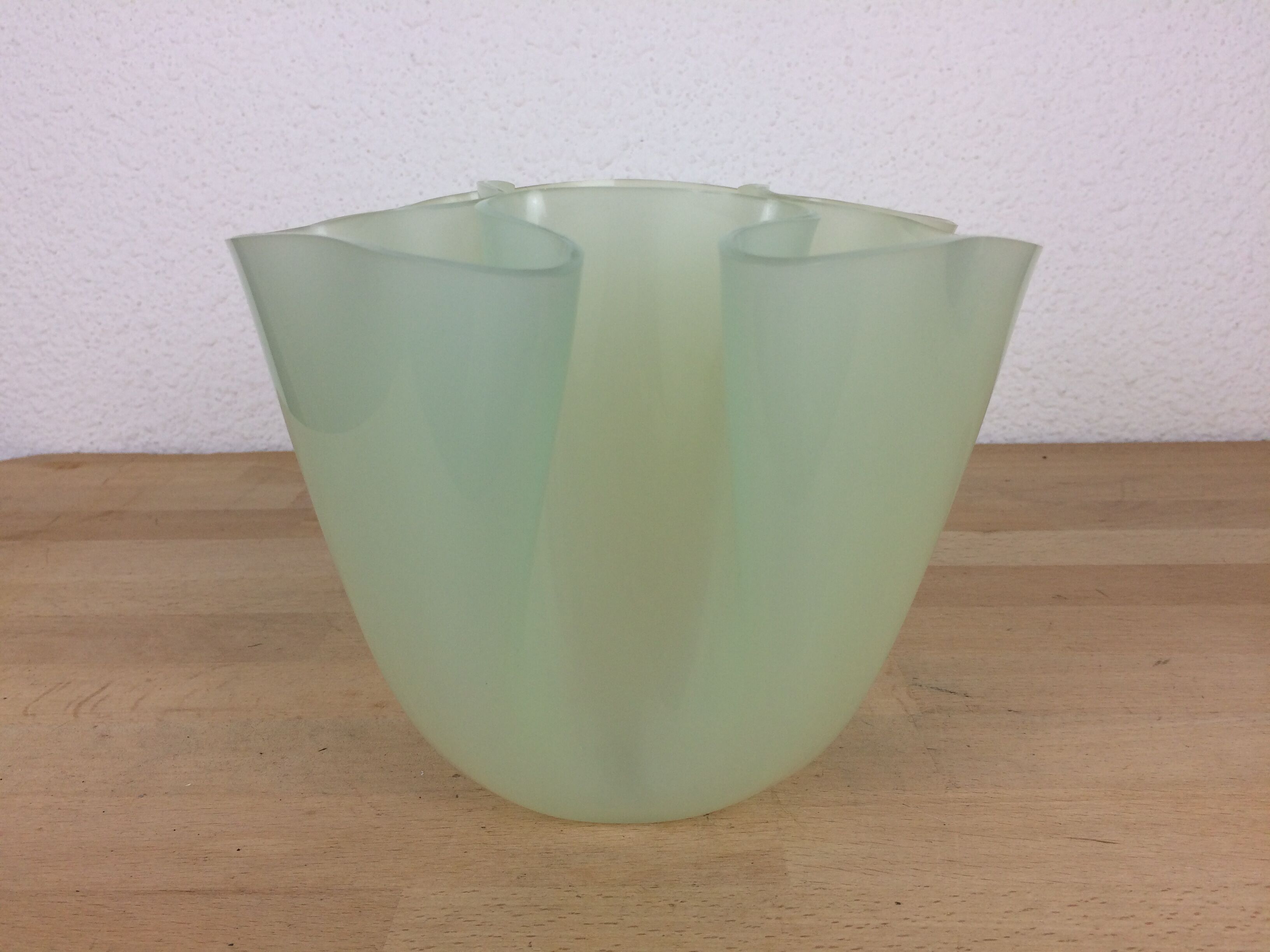 Handkerchief vase Guzzini plexiglass green 70s
