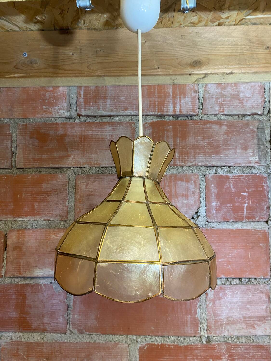 Suspension ancienne art Deco nacre & laiton 70’s