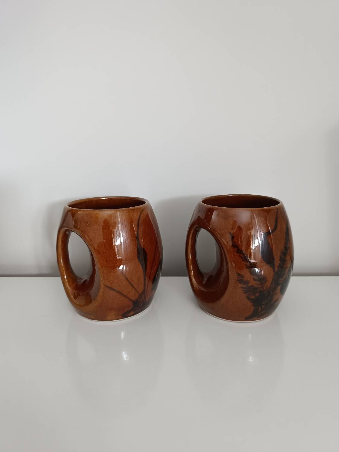 Set of 2 vintage ceramic mugs/cups