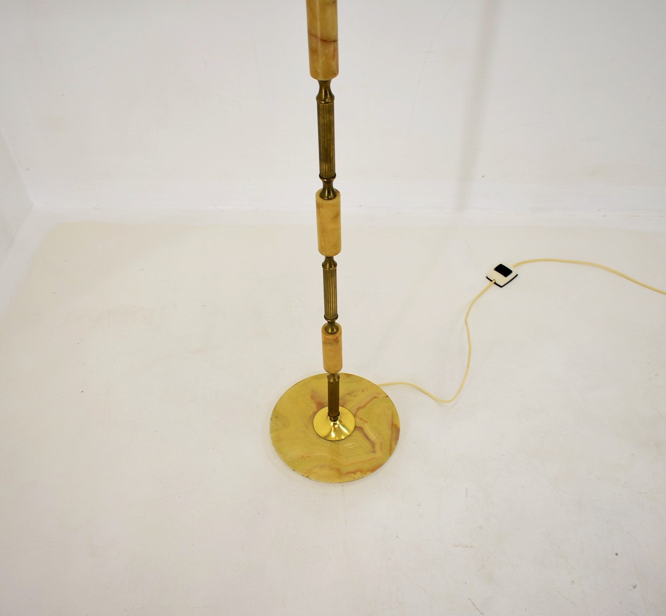 Czechoslovakia mid-century floor lamp in alabaster and brass, 1950s