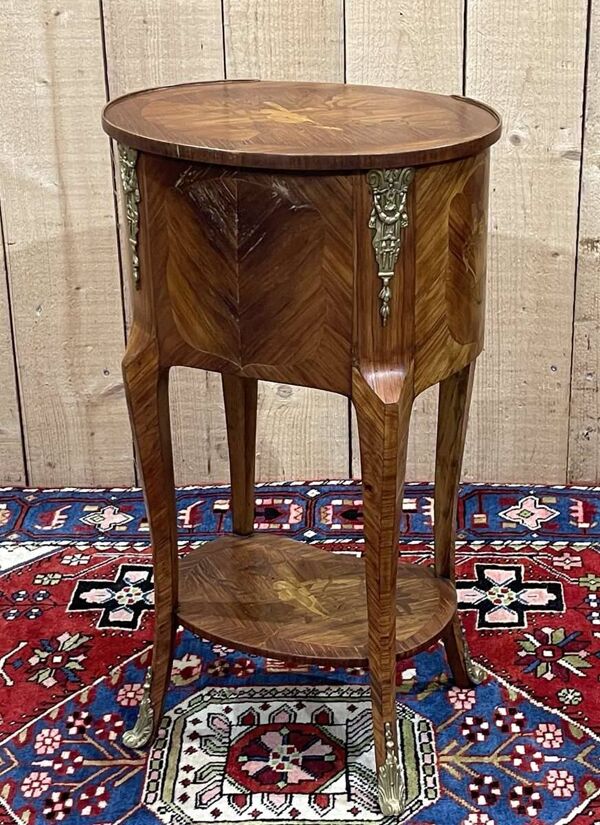 Table d'appoint à 3 tiroirs en bois de rose et chêne, travail des années 70 de style Louis XV