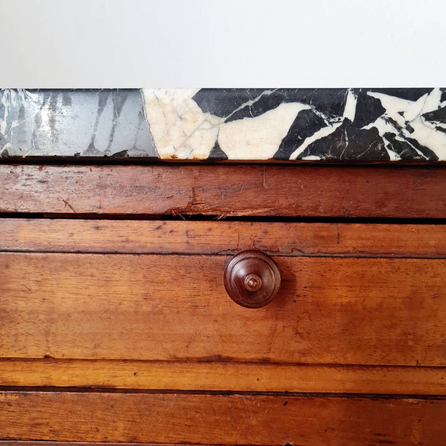 Paire de chevets Art déco en bois et marbre noir