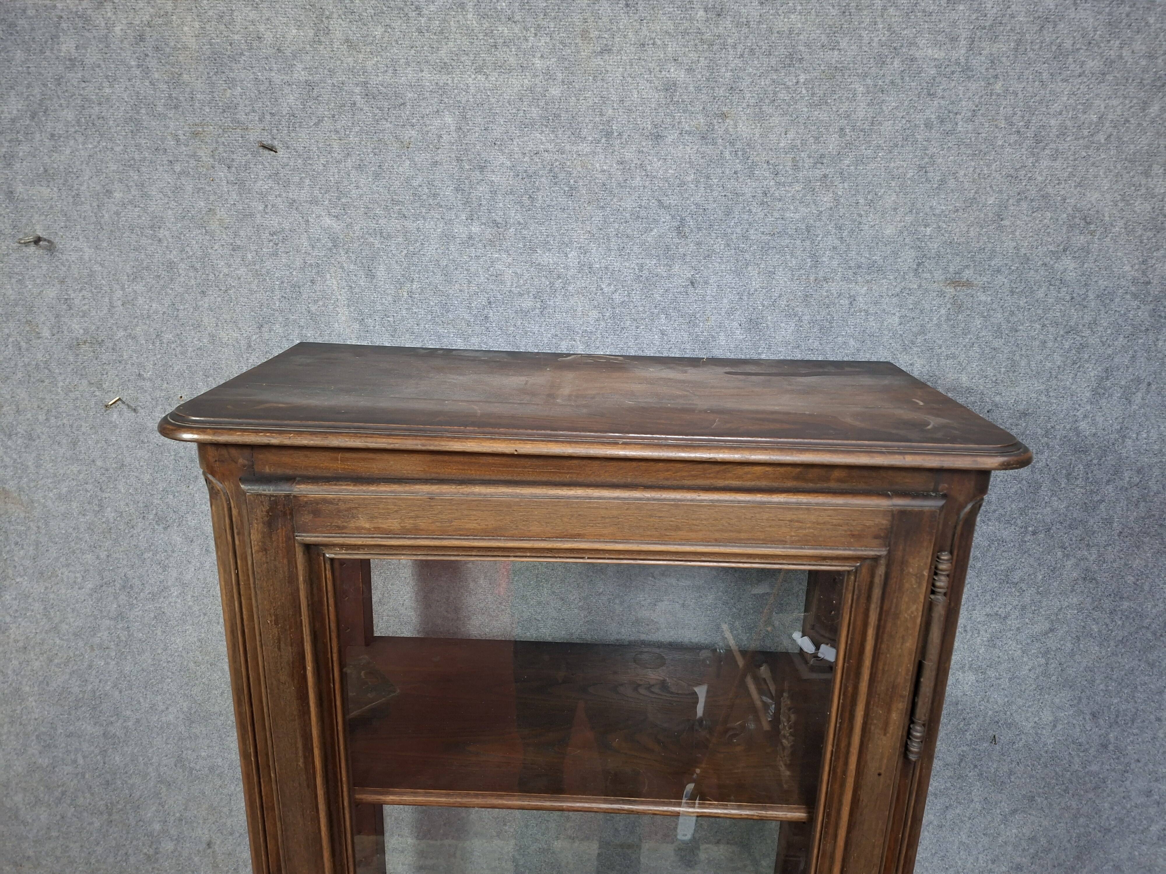 Vitrine de style Louis XV en noyer, travail français milieu du XXe siècle