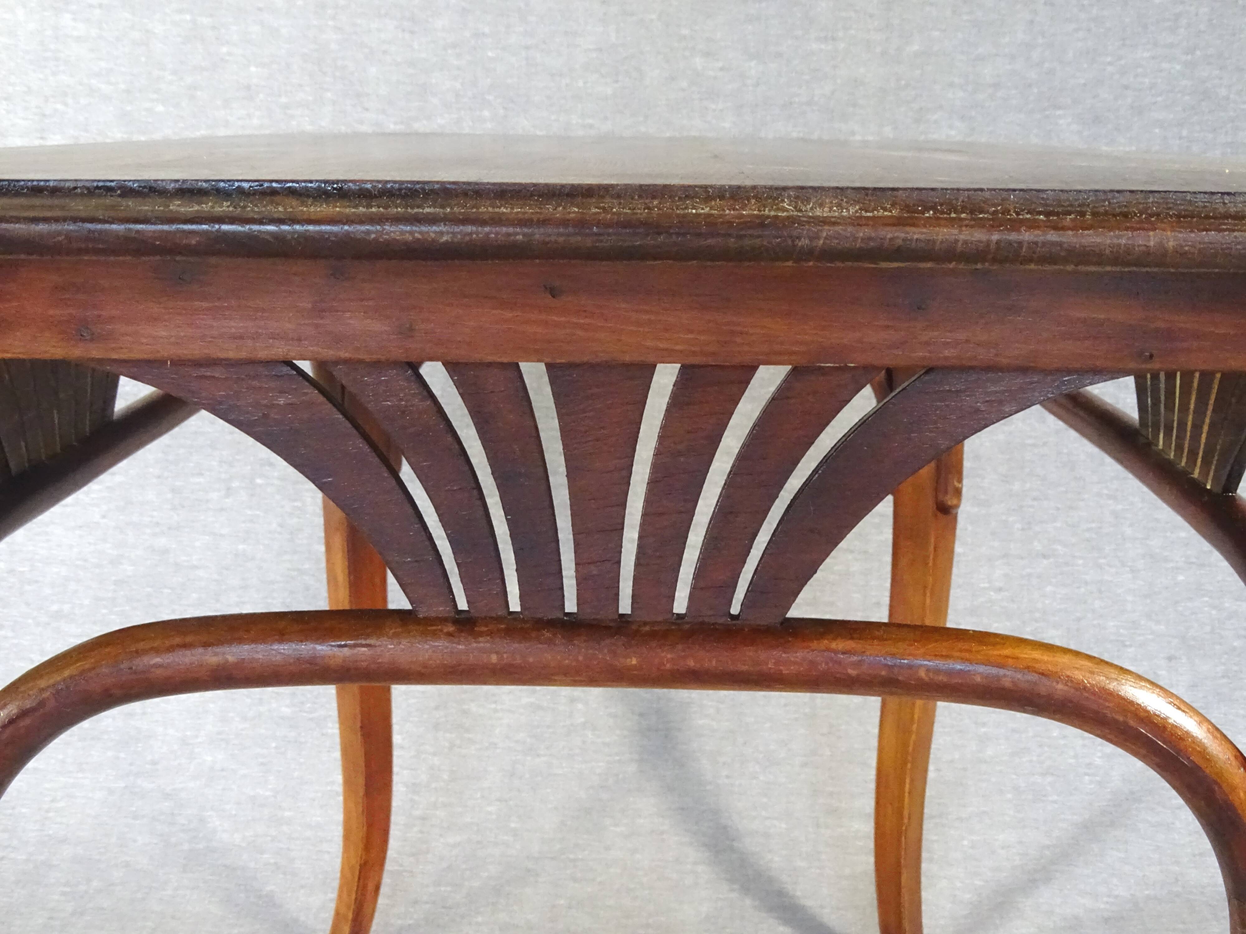 Table ou bureau Thonet N°8122, vers 1910, plateau chêne.