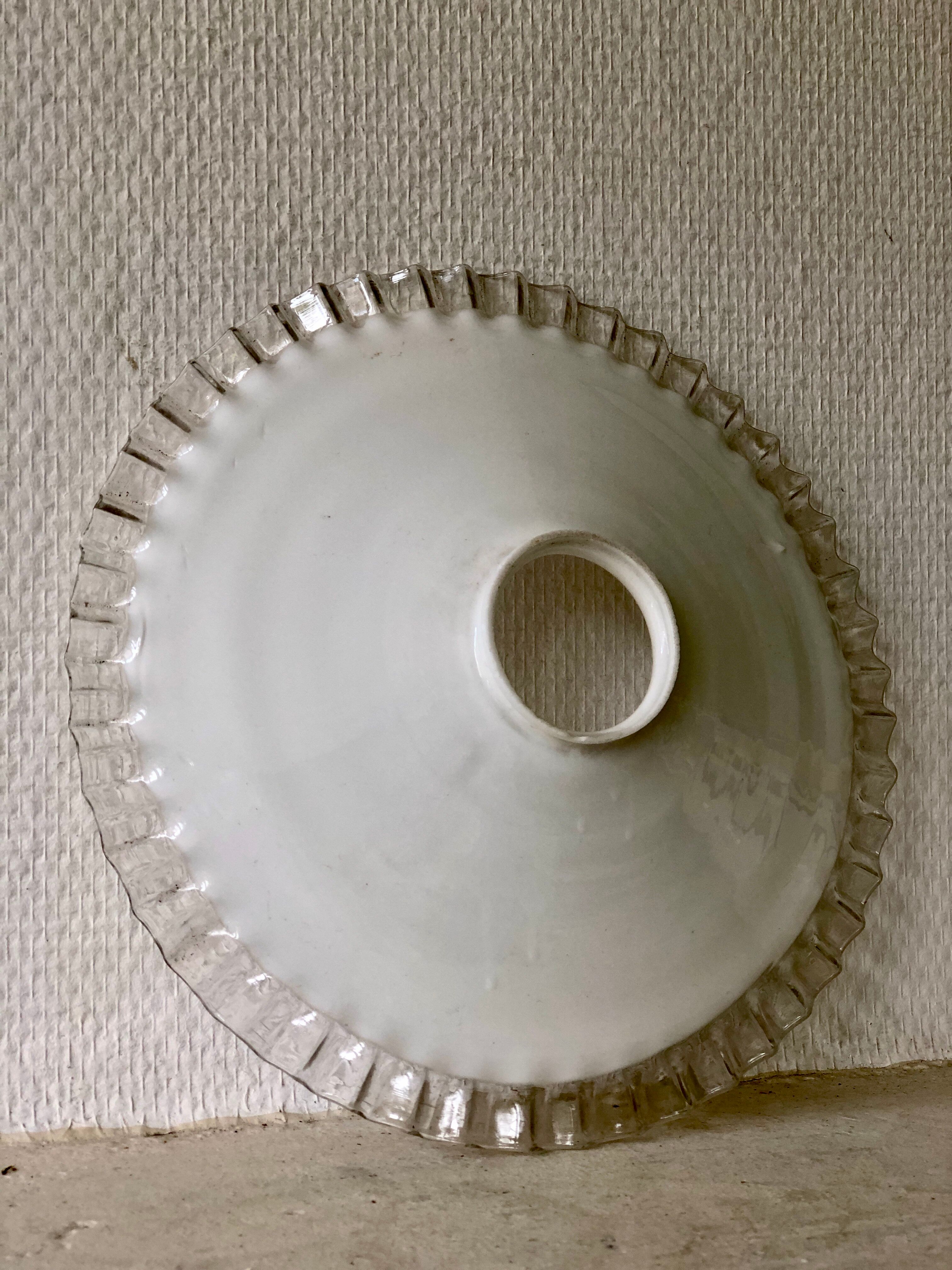 Suspension in white opaline with lace