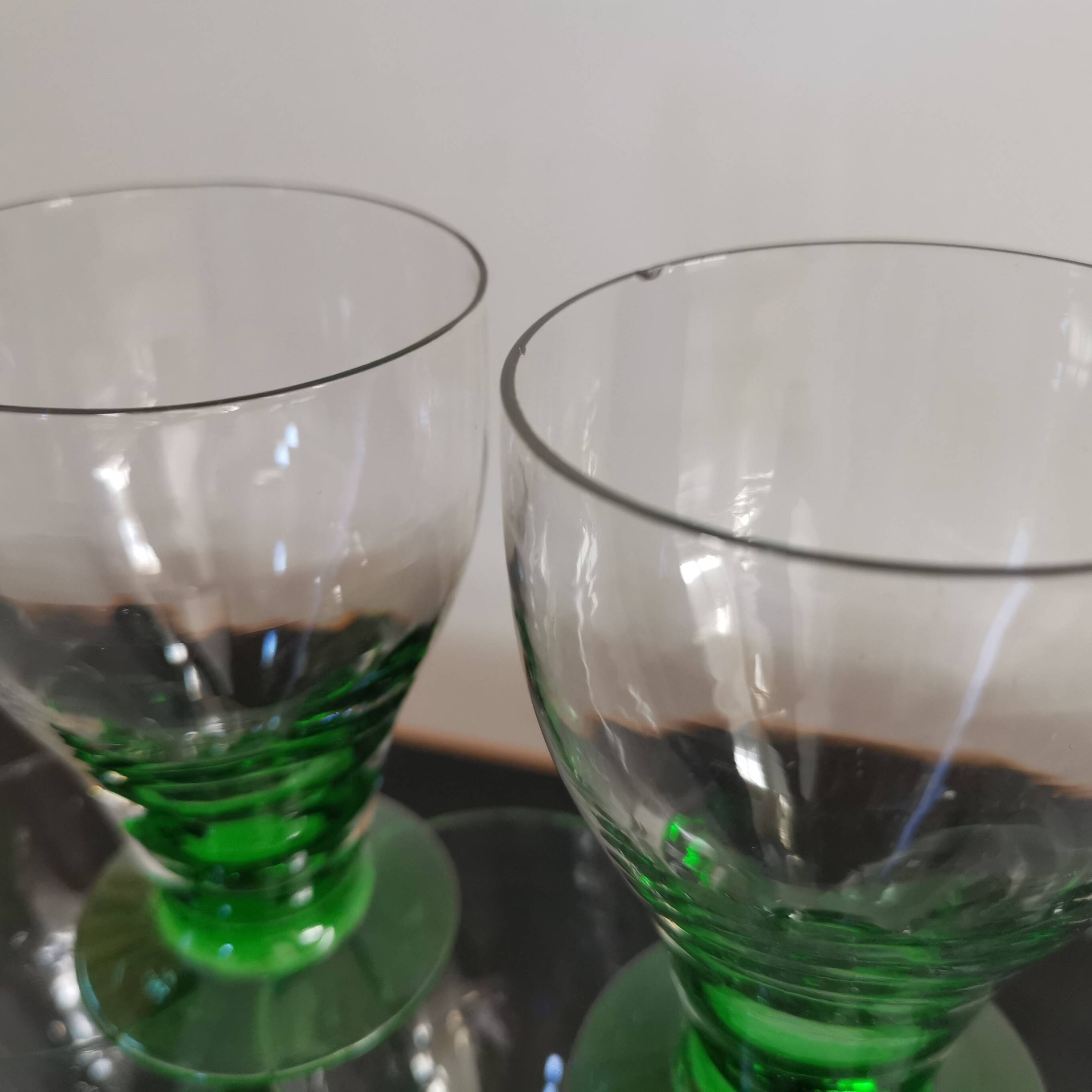 6 OLD COLORED GREEN STEMMED GLASSES FROM THE 1930S