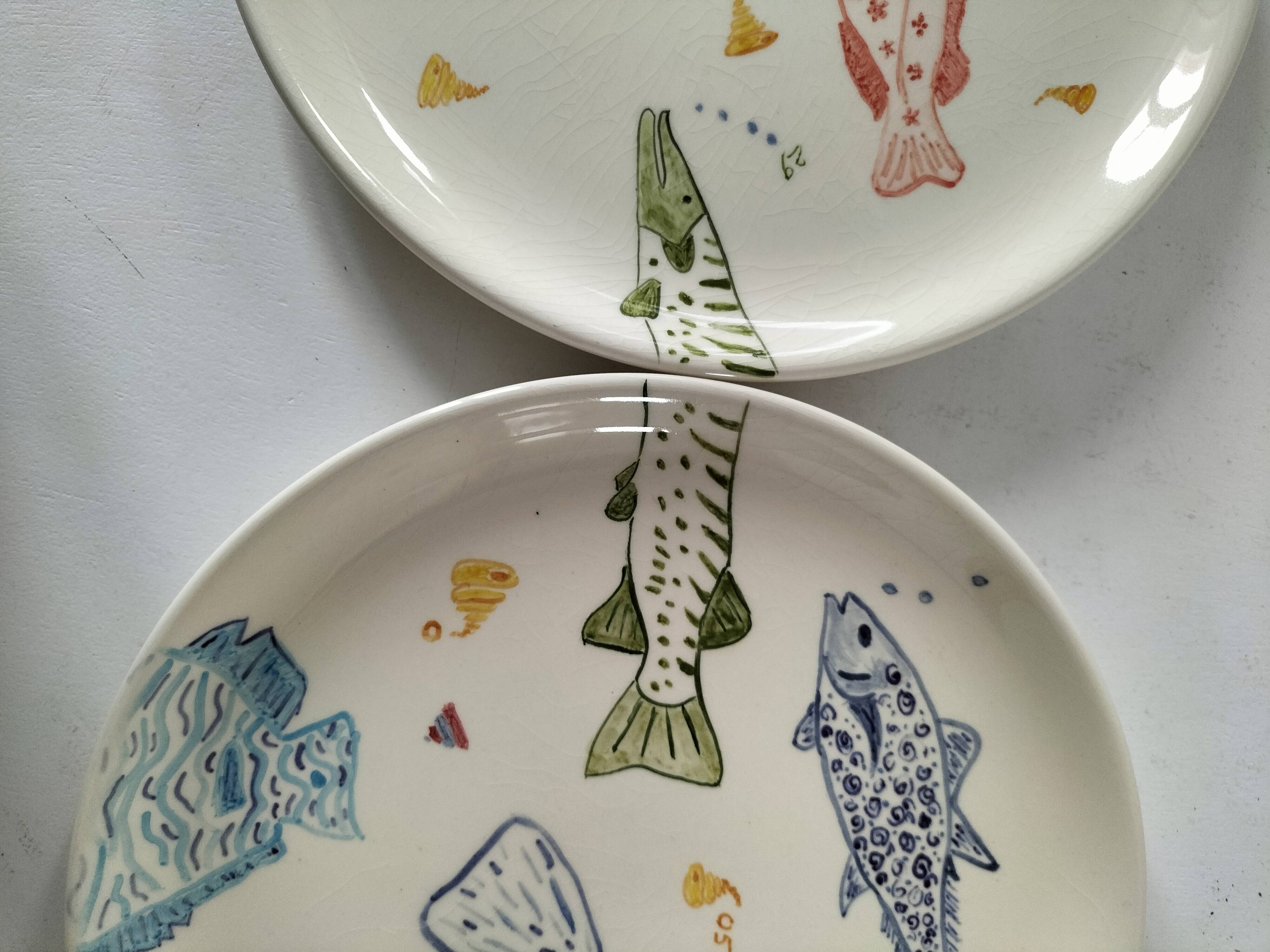 Set of two large ceramic plates – fish "head to tail" design