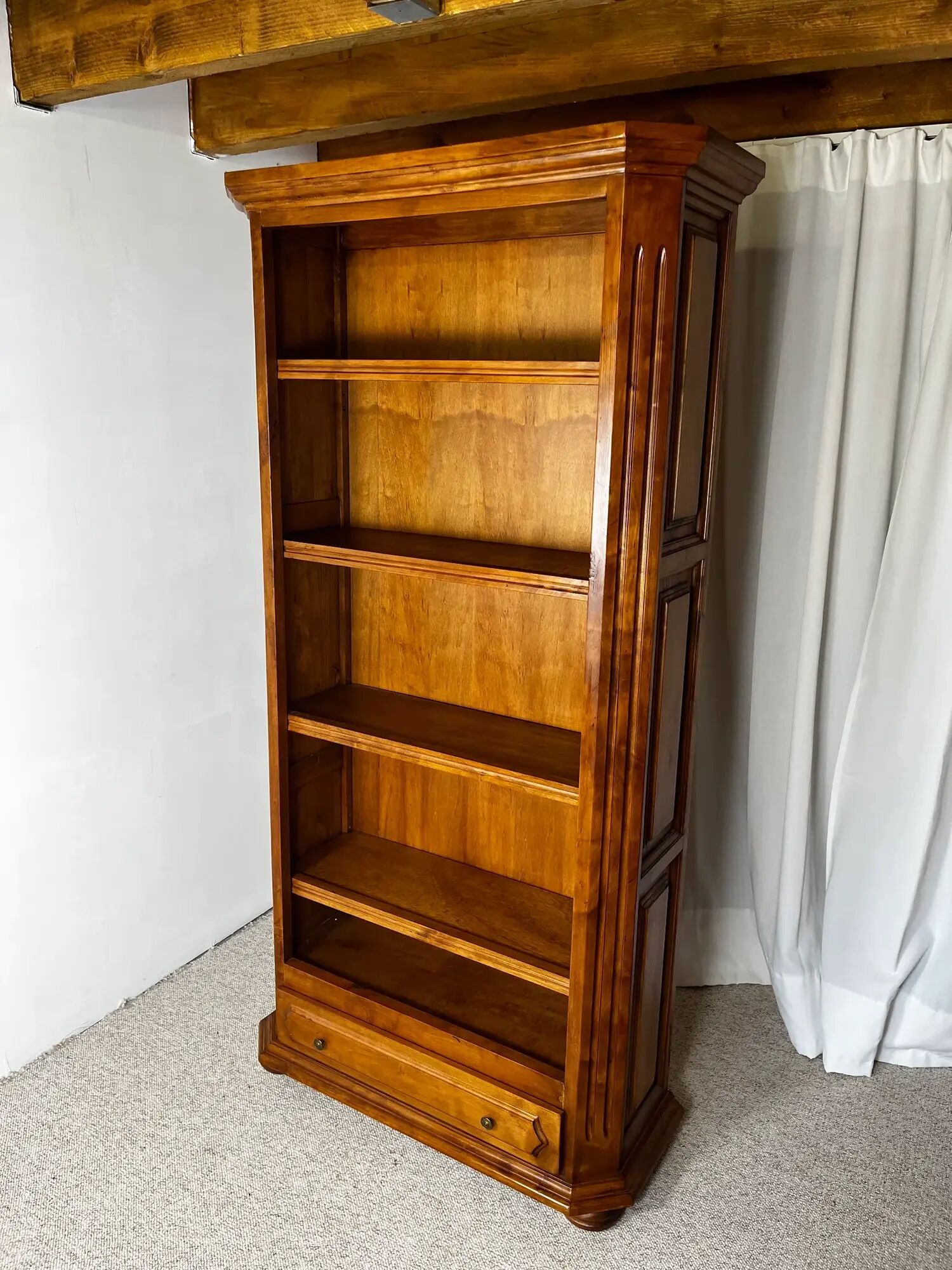 Bibliothèque ouverte en merisier, de style classique français, influence Louis-Philippe, 1950