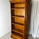 Bibliothèque ouverte en merisier, de style classique français, influence Louis-Philippe, 1950