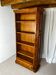 Bibliothèque ouverte en merisier, de style classique français, influence Louis-Philippe, 1950