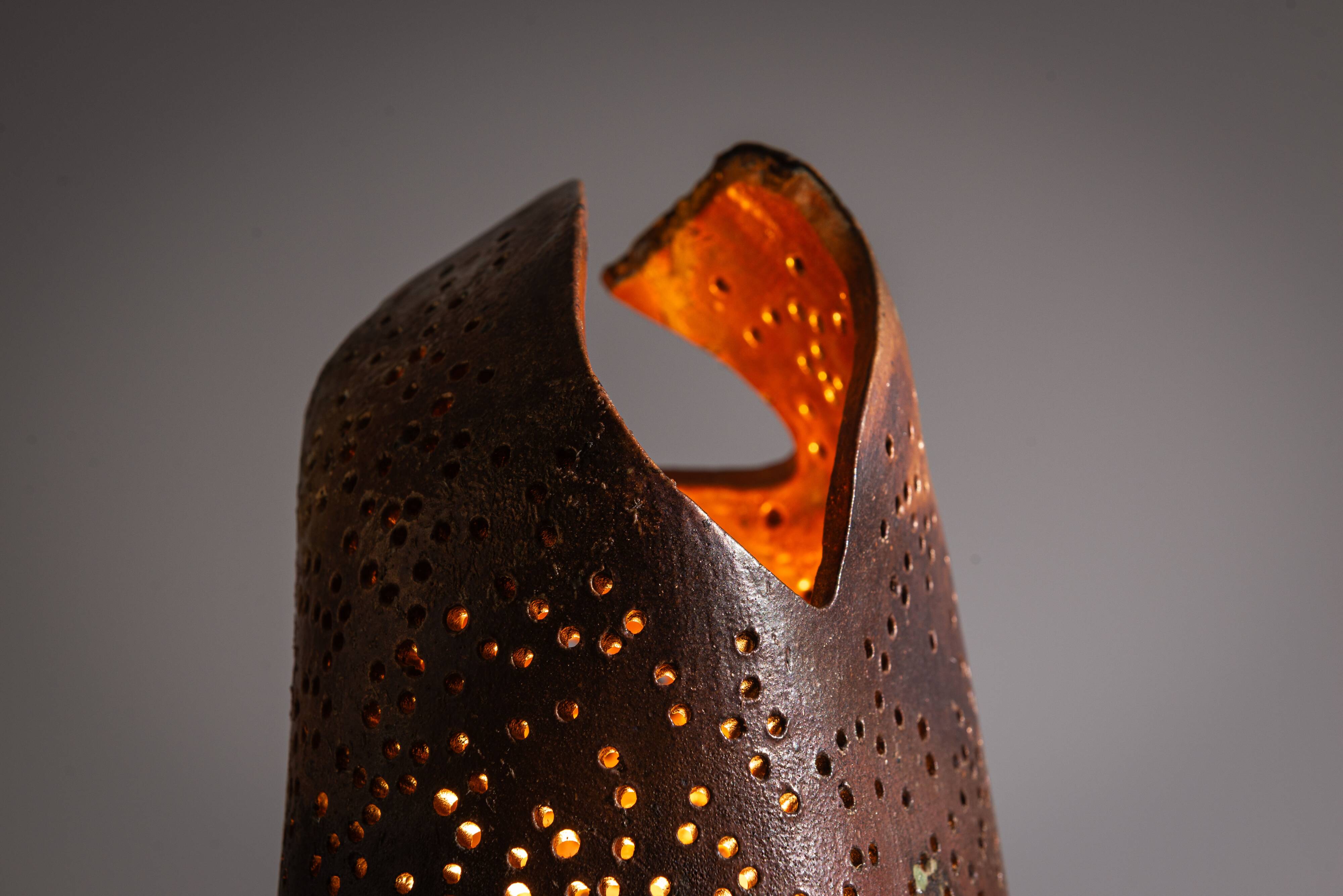 Sculptural ceramic table lamp