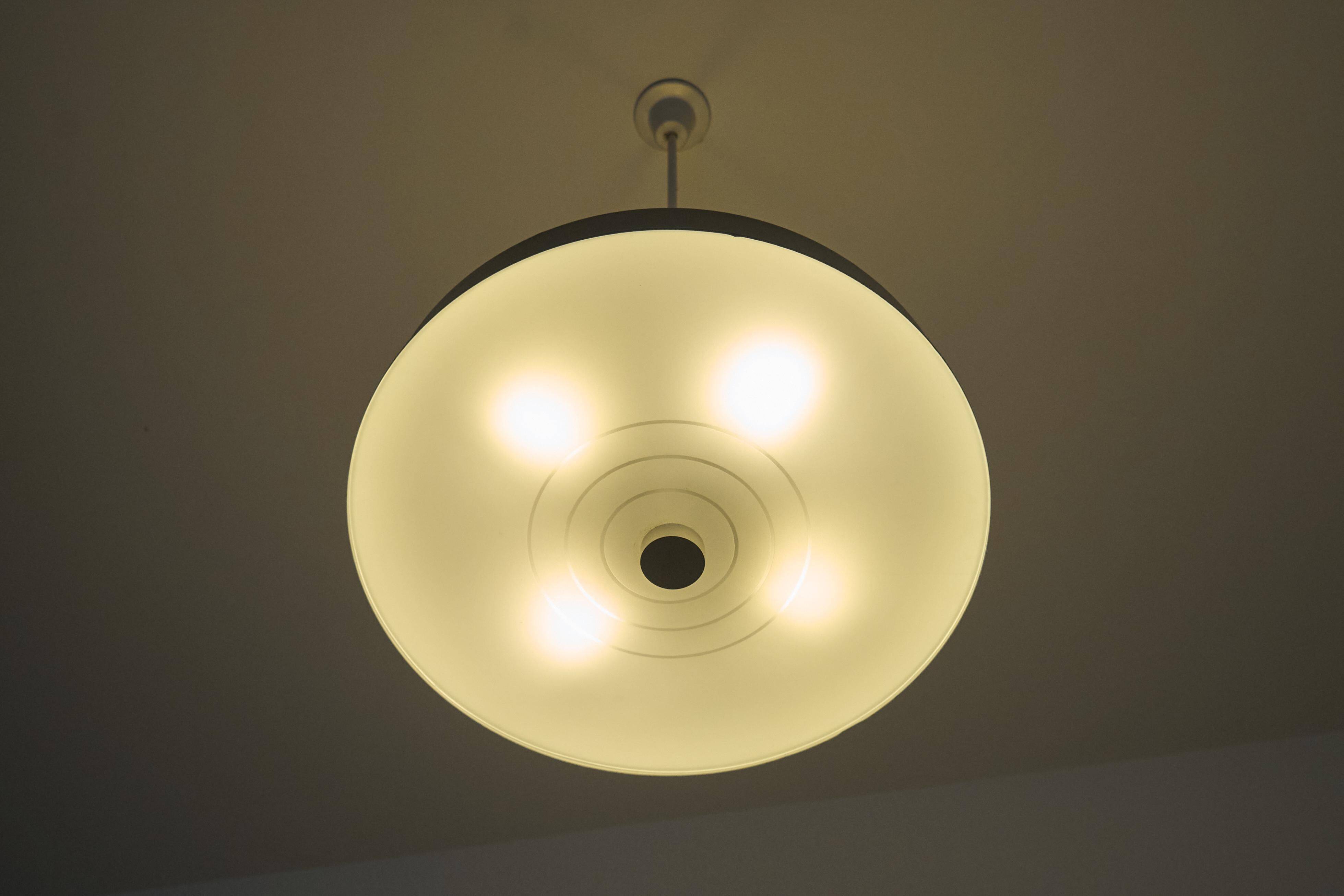 Grande suspension Mid Century métal laqué verre opalin gravé 1960