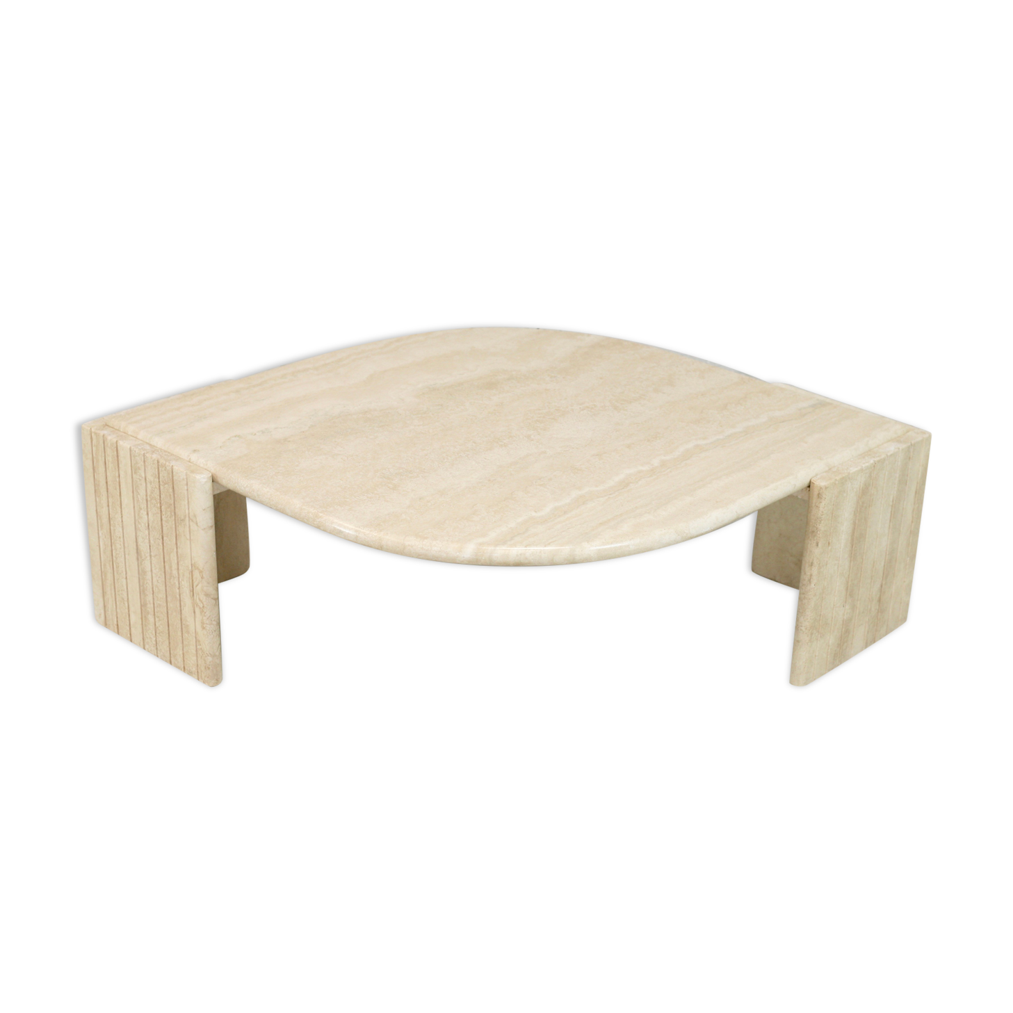 Table basse de forme courbe, travertin, France, circa 1970.