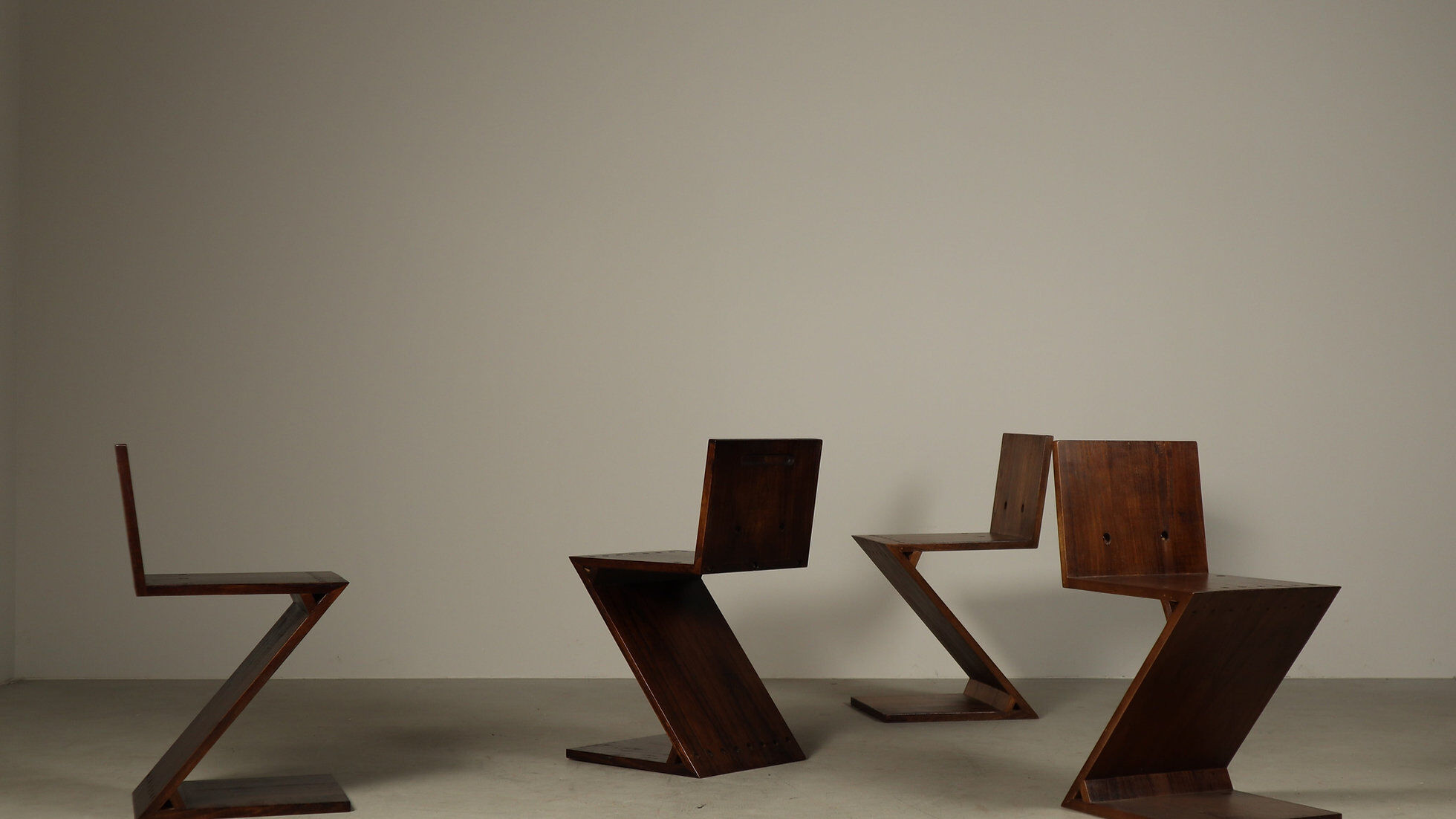 Ensemble de quatre chaises Zig-Zag après Gerrit Rietveld