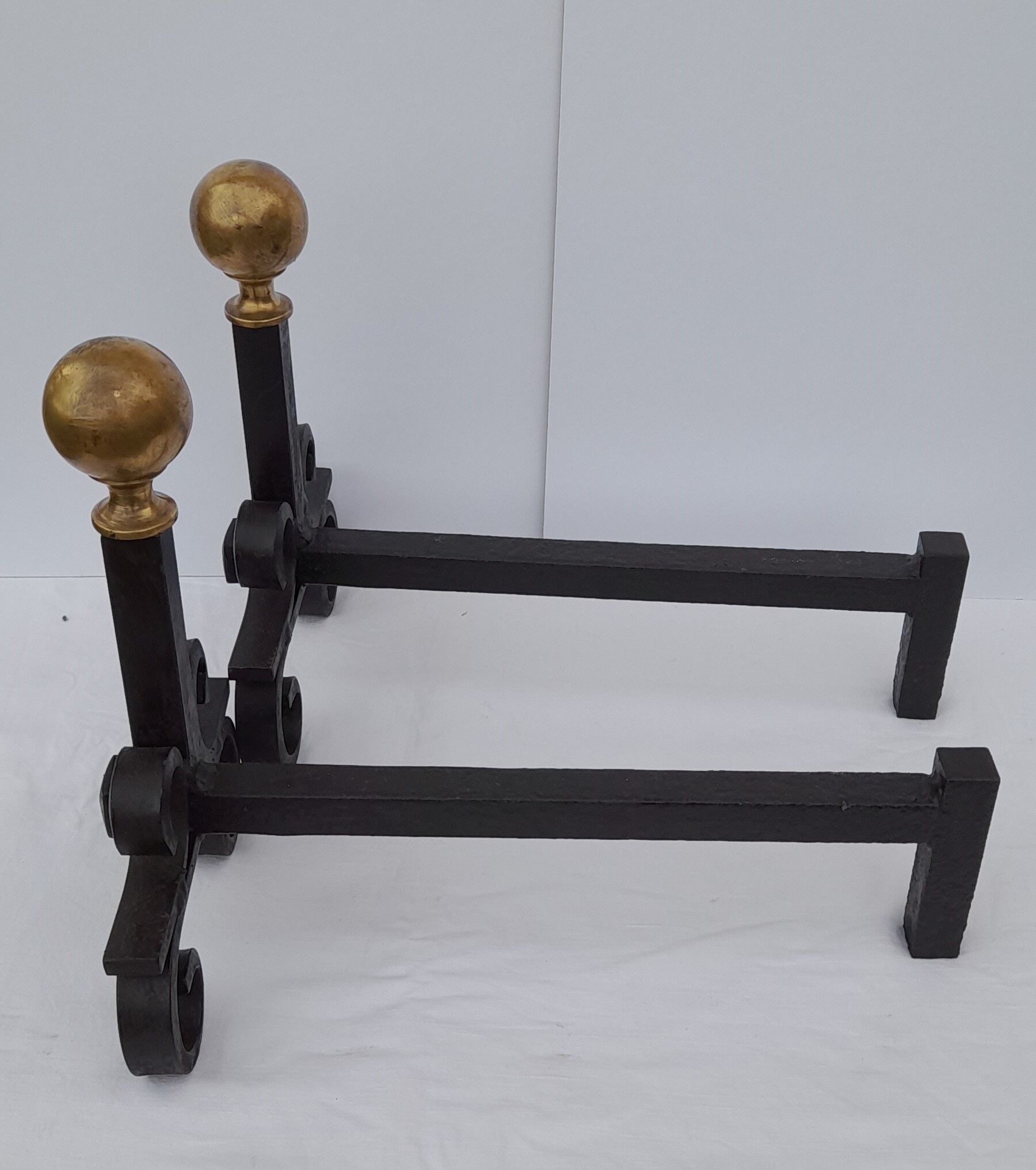 Pair of cast iron pegs with 2 balls in gilded metal L 40 cm