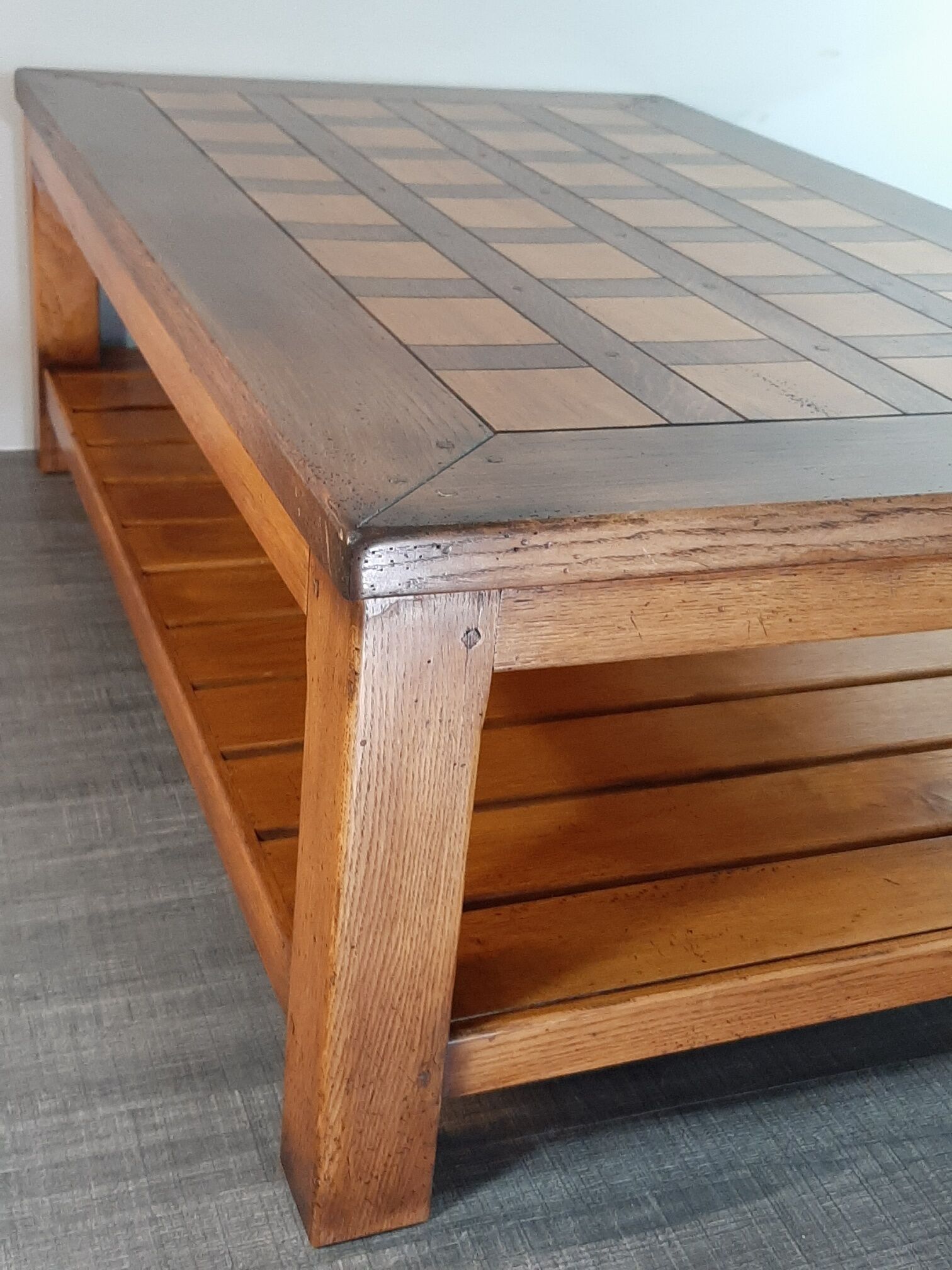 Table basse danoise en chêne début XXème siècle plateau à damier