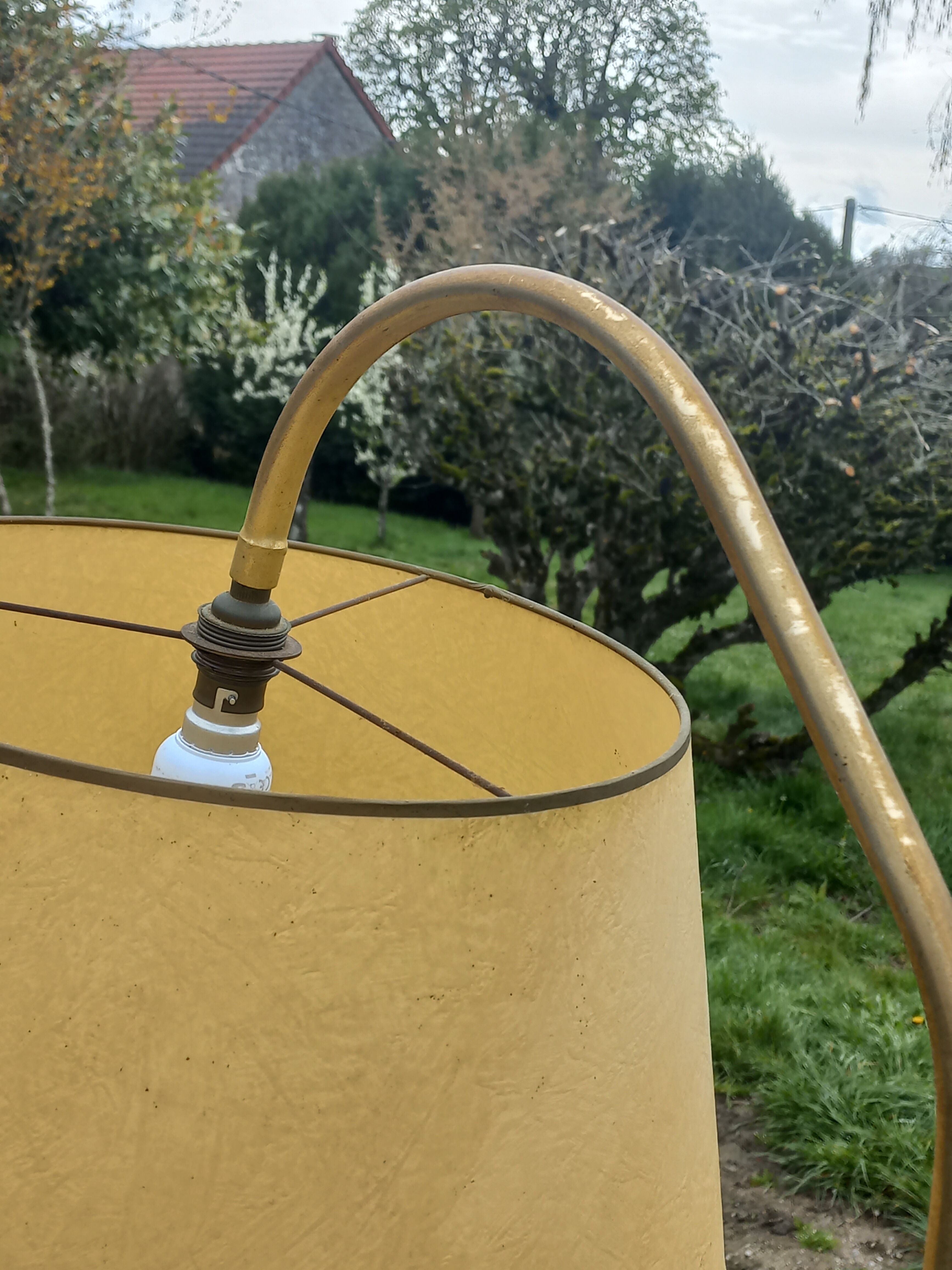 Lampadaire des années 50 en métal doré triple tablettes acajou et métal doré