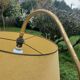Lampadaire des années 50 en métal doré triple tablettes acajou et métal doré